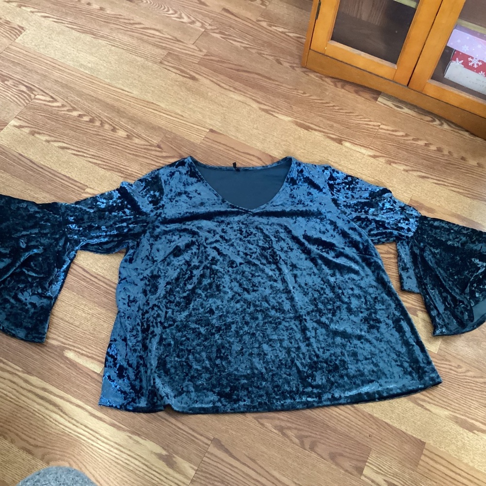 New Directions Curvy Blue Crushed Velvet Big Flare Sleeve Blouse